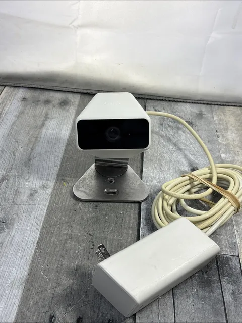 Xfinity XCAM2 SCHC2AEW HD Indoor Outdoor Security Camera w/ XW4 Power Adapter