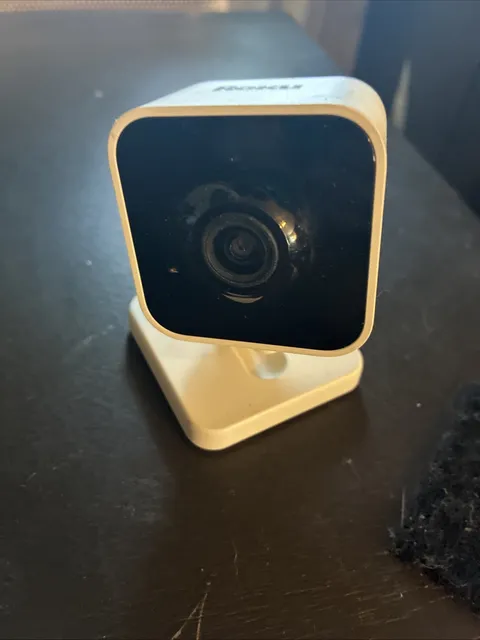 Roku Smart Home CS1000R FHD Indoor Wi-Fi Infrared SE Security Camera