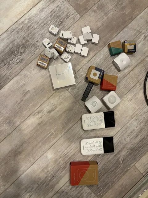 SimpliSafe Security System Large Lot Sensors/Keypad/Sirens