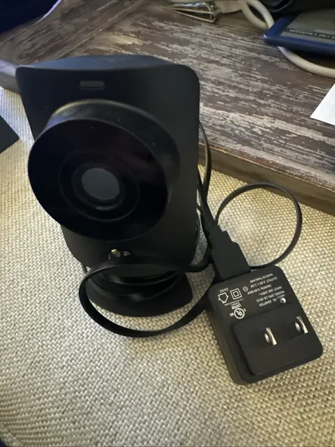 SimpliSafe Indoor Camera Wi-Fi HD Security Camera SSCM1 + Wall Charger + cord !!