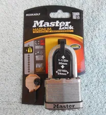 Master Lock Magnum M5XKADLF Laminated Steel Padlock 3-1/2” tall with 2 Keys. New