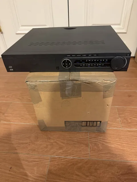 LTS LTN7716 16 Channel NVR Network Video Recorder Powers On For Parts Repair