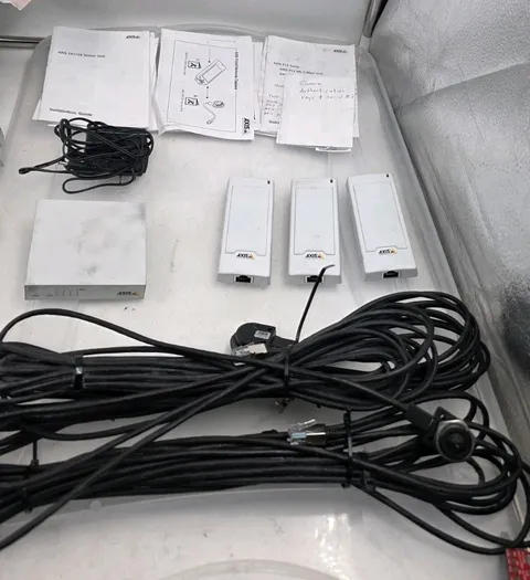 Axis D8004 Unmanaged PoE Switch + 3pc P1245 Mk II Modular Standard Camera + 3pc
