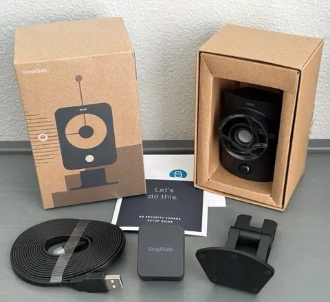 NEW! SimpliSafe WiFi HD INDOOR CAMERA (SSCM2) + Accessories & Box Security