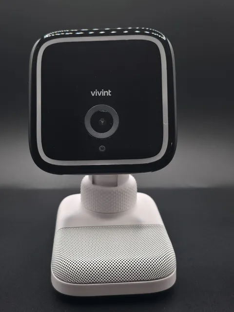 Vivint Outdoor Camera Pro Gen 3 VS-ODC400-WHT CM11 w/ Wall Mount Backplate