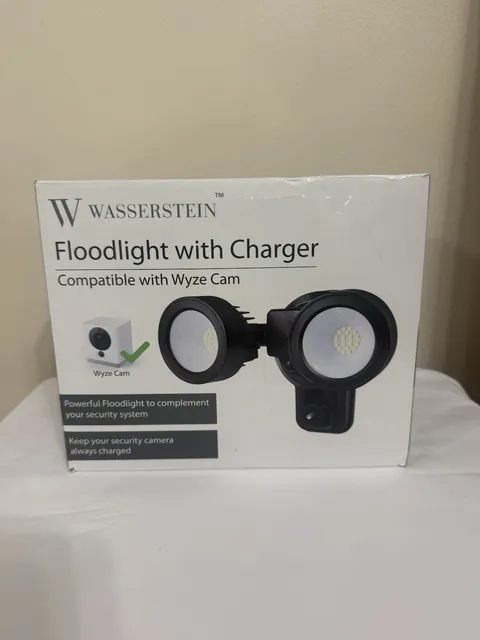 Wasserstein 3-in-1 Floodlight & Charger, Outdoor Case for Wyze Cam - White
