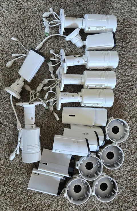 7 IP Camera Lot 5 LTE and 2 Digital Watchdog With 5 Round Mount Boxes