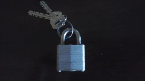 MASTER LOCK -  SQUARE 1 1/8 X 1 1/8 INCHES - WITH 2 KEYS