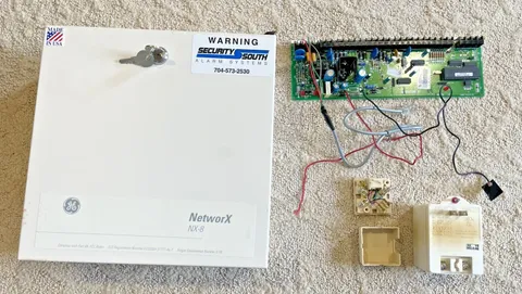 GE Security/Caddx NetworX NX-8 Security Control Panel and Control Box w Keys