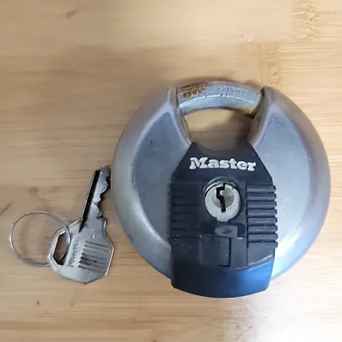 Master Lock M40XKAD Magnum Heavy Duty Stainless Steel Discus Padlock with Key