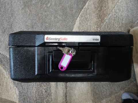 SentrySafe Chest Safe w/ Key Lock Great Old Quality Never Used, Fire, Water,Safe