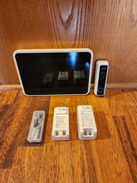 Vivint Smart Home VS-SH2000-C00 And Camera Doorbell With Power Supplies No Cable