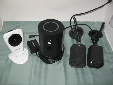 Zmodo meShare Bundle - 1 Pivot ZH-IZV2D-W, 1 ZH-IXU1F-W, 2 ZP-IBH2J-W