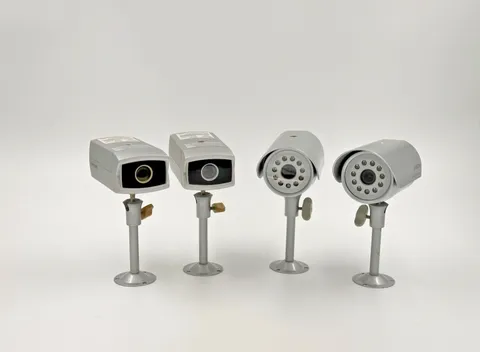 Samsung Security Cameras Lot of 4 (2 SOC-N120 Night Vision + 2 SOC-C120) w/Mount