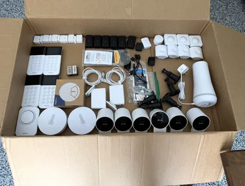 SimpliSafe Huge Security System Lot 6 Outdoor Camera Series 2 + 2 Indoor Cam
