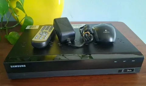 SAMSUNG SNR-73200WN NETWORK VIDEO RECORDER W/ Power, Remote, Wireless Mouse. 