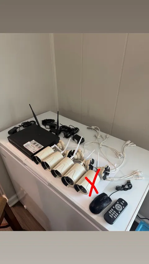 OOSSXX Security System 4 Cameras NVR Mouse and Remote Included Used