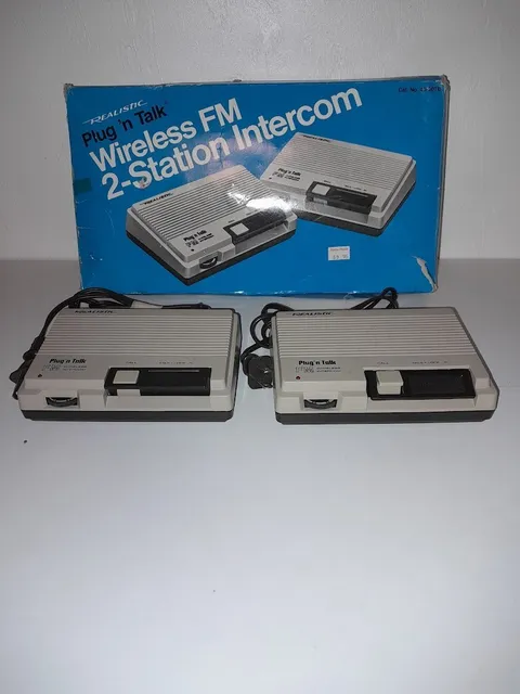 Realistic Plug 'n Talk Wireless FM Intercom System 2 Stations 43-207B VTG 1986
