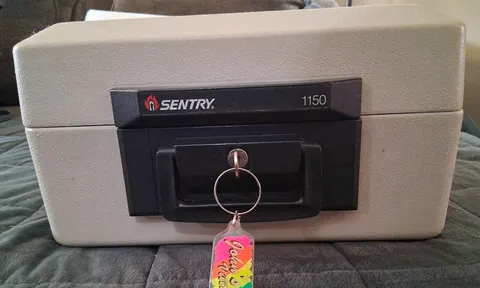 SENTRY SAFE 1150 FIREPROOF WATERPROOF LOCK BOX CHEST PORTABLE W/KEY