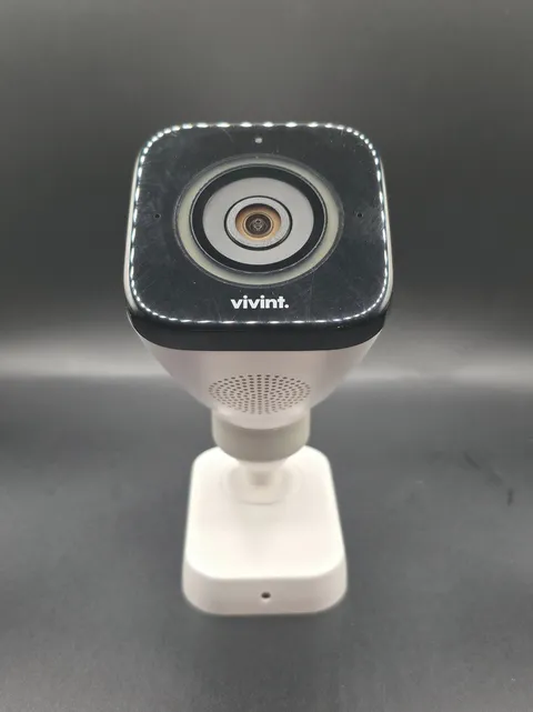 Vivint Outdoor Camera Pro Gen 1 VS-ODC300-WHT CM03 w/ Original Backplate
