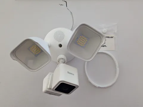 Roku Security Cameras Floodlight Camera SE Wired Wi-Fi Connectivity Used Works