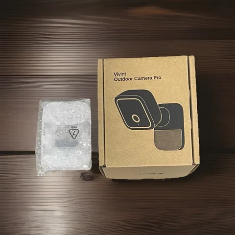 New Vivint Outdoor Camera Pro (gen 3) VS-ODC400-WHT With The Back Plate