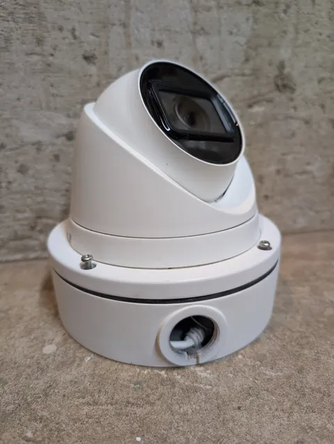 Veotron GNC224-XDZ 4MP PoE Outdoor IP Dome Camera with Motorized Zoom Lens