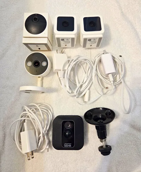 Camera Lot: Blink XT2, Wyze v1, 2x Wyze v3 & Tapo C120. Used, As-Is.