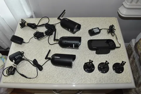 Uniden UDR444 Wireless Security Camera System 3 cameras, Monitor & more - works!