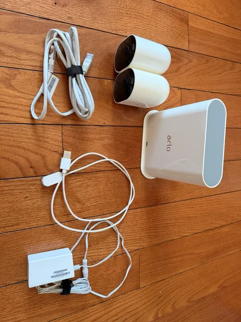 Arlo VMB4540 SmartHub Base With 2 Arlo Pro Cameras 