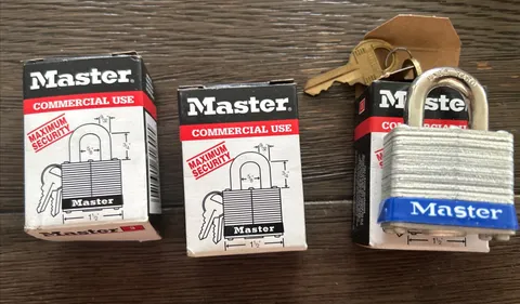Pack of 3 Master Lock 3 Commercial Use Padlocks w/ 2 Keys Different #’s