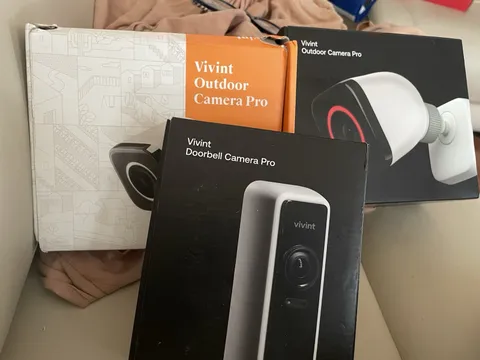 Vivint Outdoor Camera Pro 2-Pack 1080p Wi-Fi IP Outdoor/Weatherproof plus camera