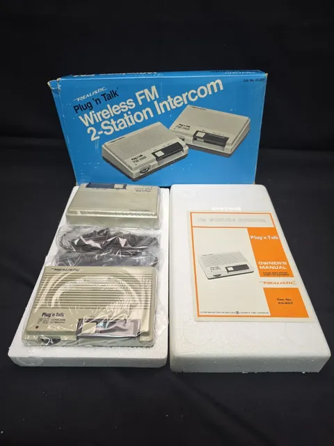 Vintage Realistic Plug`n Talk Wireless FM 2-Station Intercom System 43-207 NOS