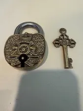 VINTAGE-STYLE BRITISH ROYAL ARTILLERY DECORATIVE BRASS PADLOCK  & KEY Functional