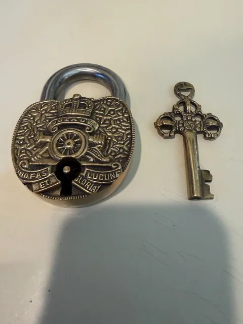 VINTAGE-STYLE BRITISH ROYAL ARTILLERY DECORATIVE BRASS PADLOCK  & KEY Functional