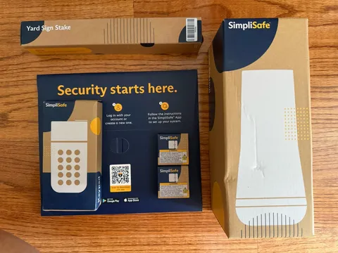 New Simplisafe Gen 3 Starter System (Base Station, Keypad, 2 Sensors, Yard Sign)