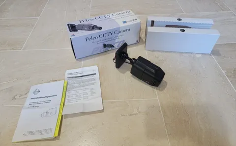 Pelco C3701H-2V2W CameraPak with Hi-Res EDR Camera, 2.5-6mm Lens w/ Wall Mount