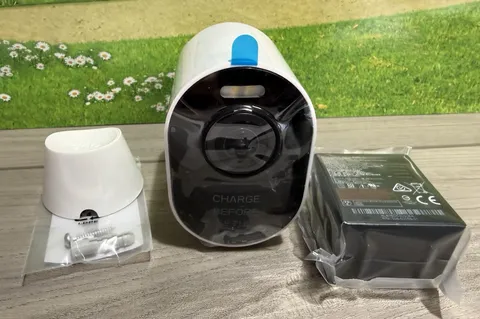 Arlo Ultra 3 UHD 4K Wireless Add-on Security Camera VMC5050 & Mount Kit