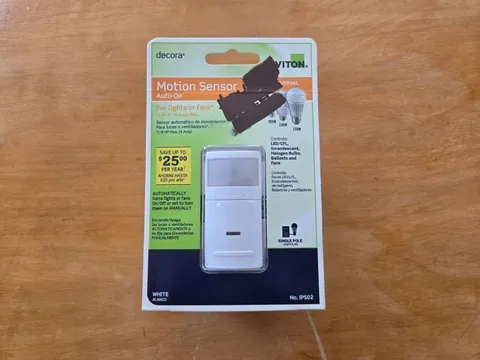 Leviton Decora IPS02-1LW Motion Sensor Auto-On/Off Light Switch White