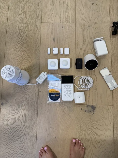 SimpliSafe Whole Home Security System W Indoor And Outdoor Cameras