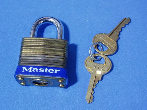 VINTAGE MASTER PADLOCK #8 MADE IN USA P812 KEYED BRASS BODY SAME SIZE AS #7