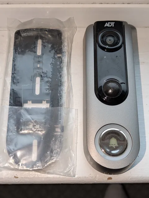 ADT Wireless Indoor/Outdoor Doorbell Camera (DBC835) Untested w/ base
