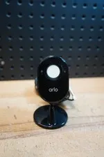 (H) Arlo Essential Indoor Security Camera VMC2040 Black w/ Mount & Power