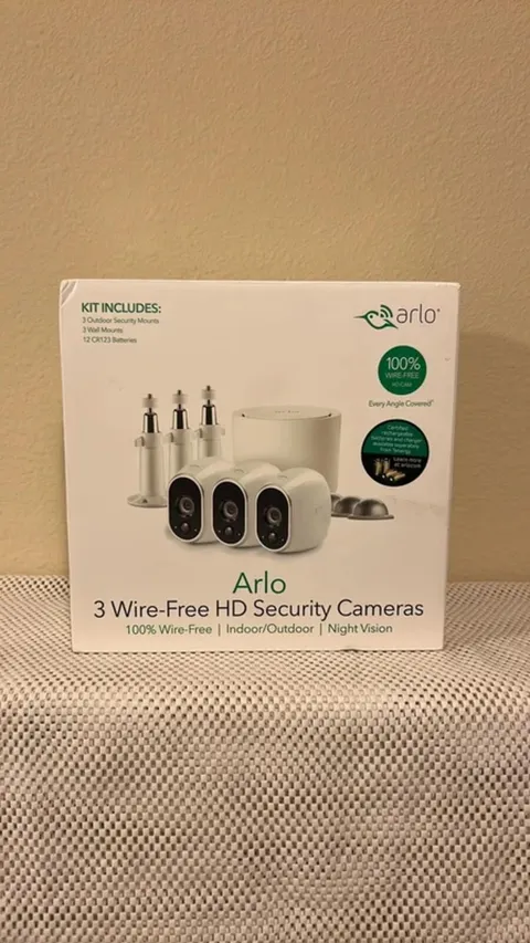 Arlo Netgear VMS3330-100NAS 3 HD Security Cameras Wire-Free Night Vision Read