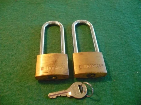BRINKS SOLID BRASS 2-1/2" SHACKLE PAD LOCKS WITH 1 KEY FITS BOTH LOCKS