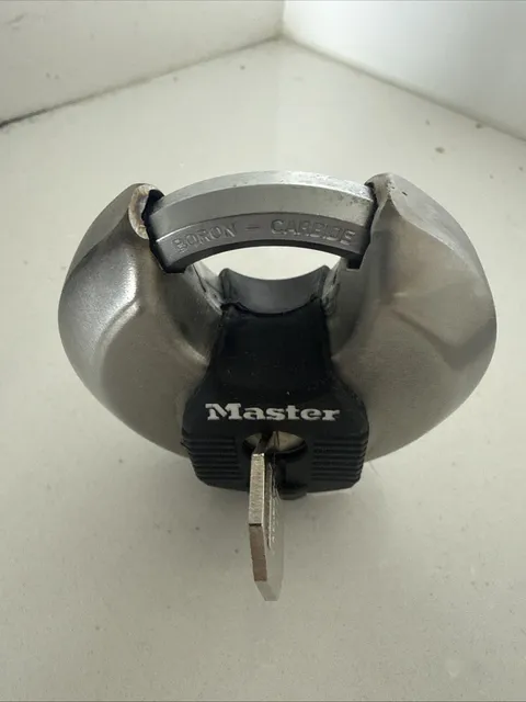 Master Lock M40XKAD Magnum Heavy Duty Stainless Steel Discus Padlock with Key