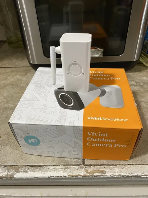 Vivint Outdoor Camera Pro - VS-ODC300 Gen 1 White - WiFi USED - PoE Bridge
