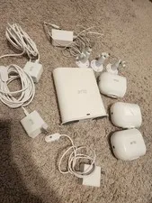 Arlo VMB4540 Wireless Security System with 3 Cameras and chargers