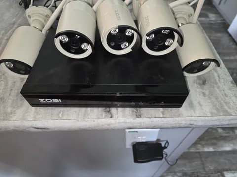ZOSI 4 Camera Wired Security System With 5 Cameras ZOSI Model ZR04JB/00Untested 