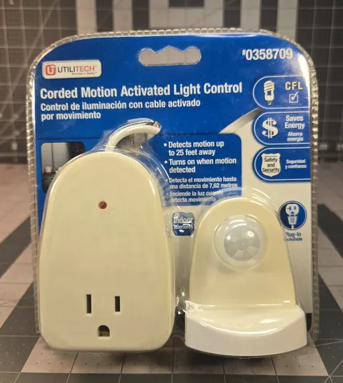 0358709 Indoor Plug-In Corded Motion Activated Light Control Single White Sealed